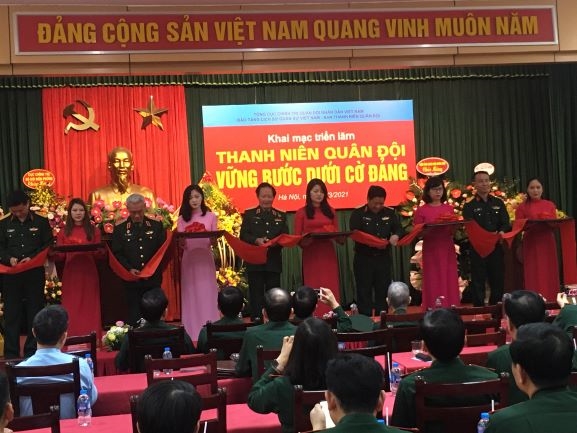 “军队青年在党旗下稳步前行”图片展开展